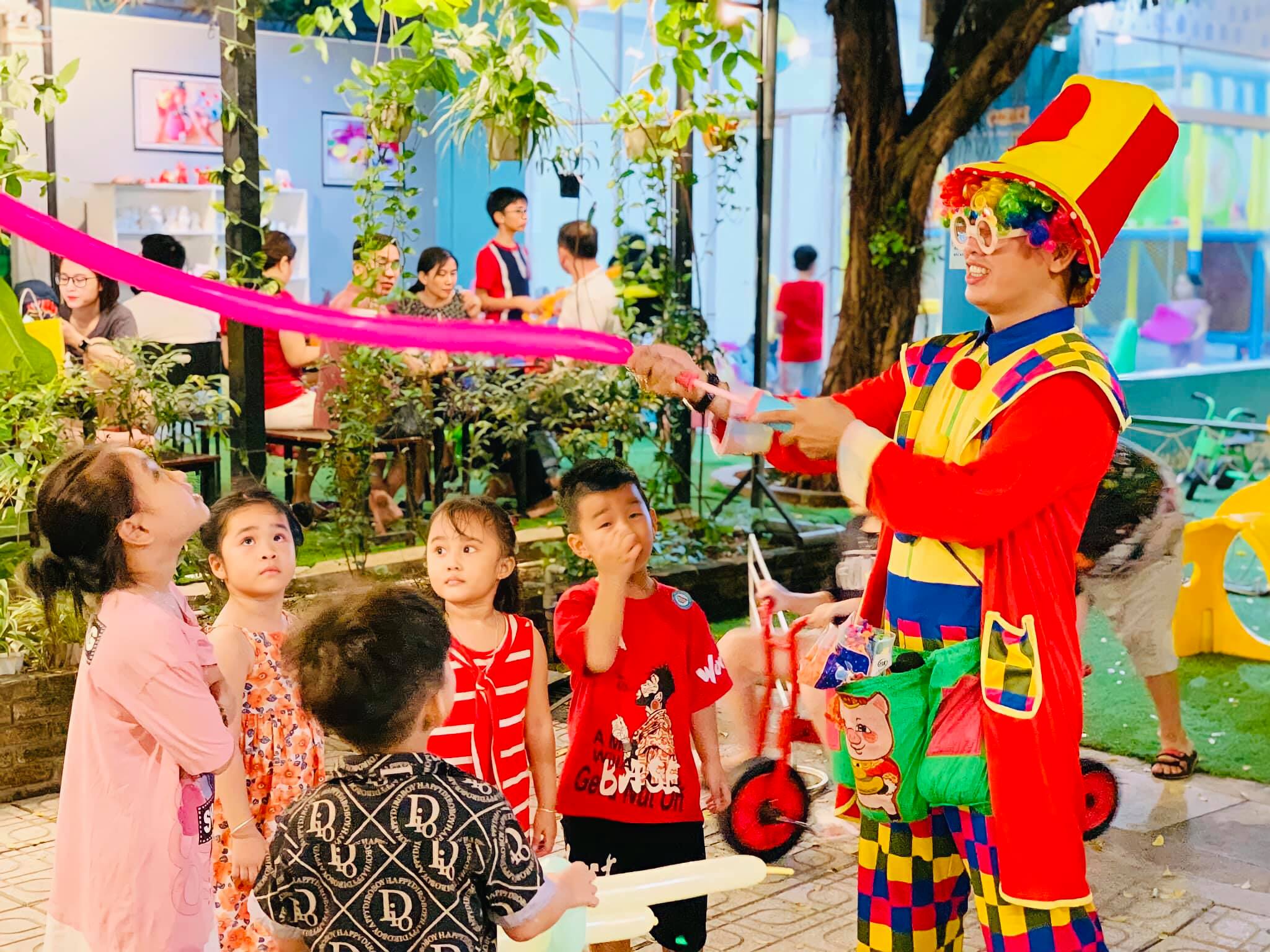 Cho Thuê Chú Hề Tạo Hình Bong Bóng